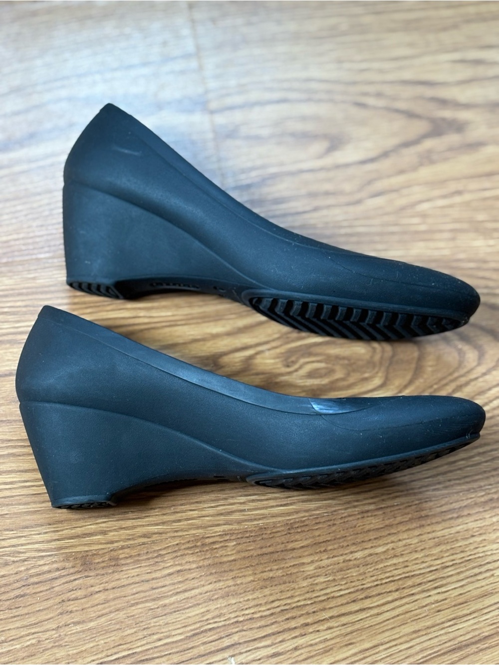 CROCS Black Lina Wedge Pumps with Plum Insole - Picture 3 of 5